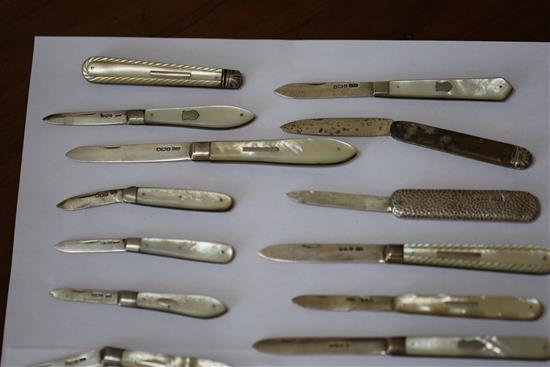 A collection of twenty four assorted 19th century and later silver pocket or fruit knives and a pair of scissors.